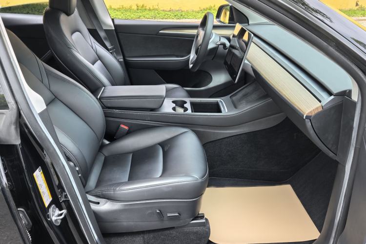Used Tesla Model Y 2022 Long-Range All-Wheel-Drive Version Interior 2
