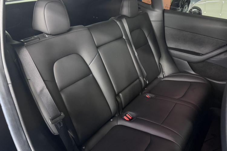 Used Tesla Model Y 2022 Rear-Wheel-Drive Version Interior 2