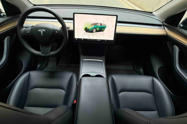 Used Tesla Model Y 2022 Rear-Wheel-Drive Version Interior 2