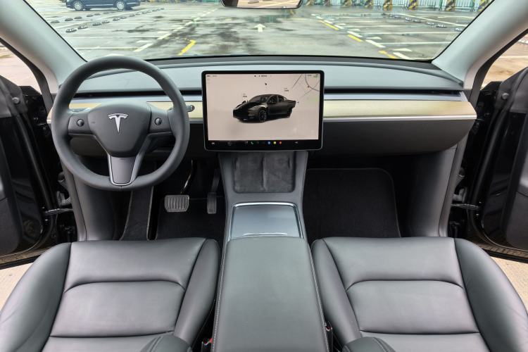 Used Tesla Model Y 2022 Rear-Wheel-Drive Version Interior 2