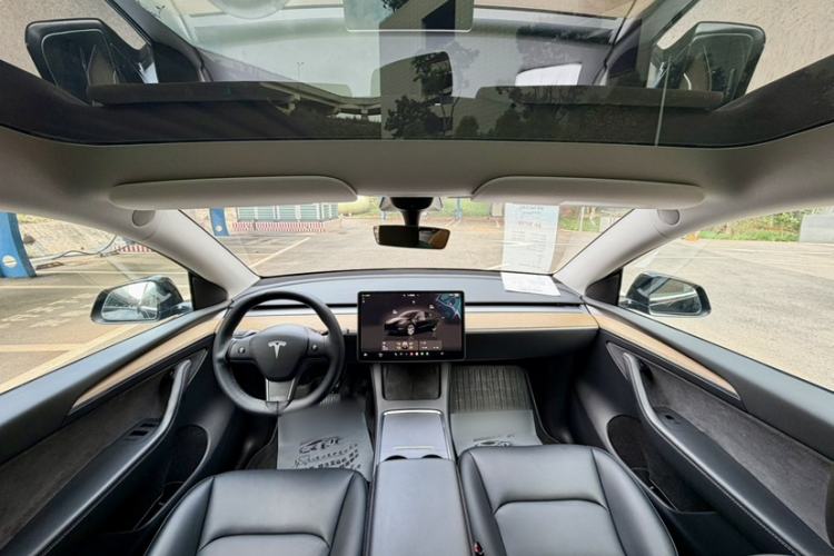 Used Tesla Model Y 2022 Rear-Wheel-Drive Version Interior 2
