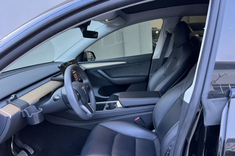 Used Tesla Model Y 2022 Rear-Wheel-Drive Version Interior 2