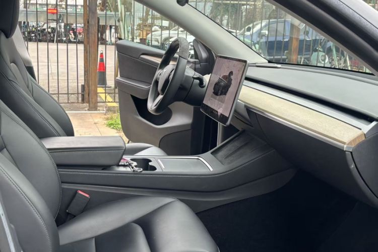 Used Tesla Model Y 2022 Rear-Wheel-Drive Version Interior 2