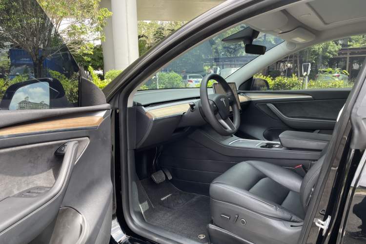 Used Tesla Model Y 2022 Long-Range All-Wheel-Drive Version Interior 2