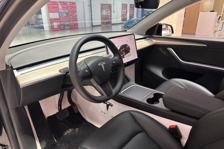 Used Tesla Model Y 2022 Revised Version Long-Range All-Wheel Drive Interior 2