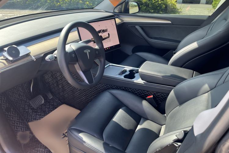 Used Tesla Model Y 2022 Rear-Wheel-Drive Version Interior 2