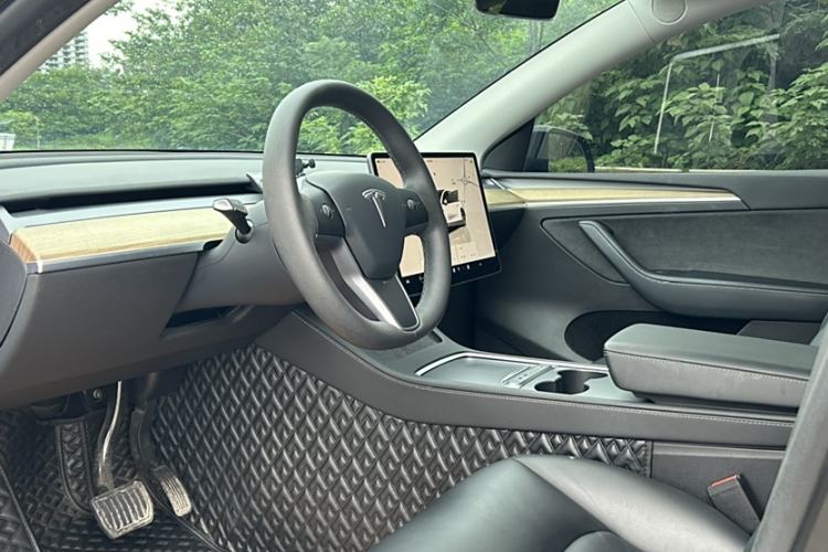 Used Tesla Model Y 2022 Rear-Wheel-Drive Version Interior 2