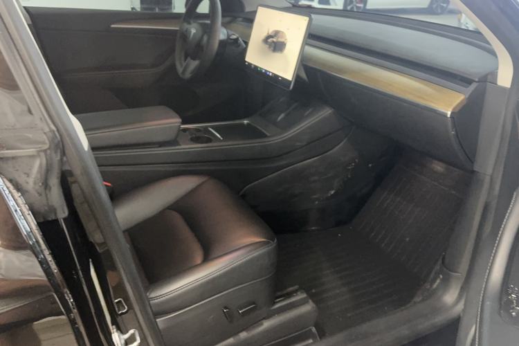 Used Tesla Model Y 2022 Rear-Wheel-Drive Version Interior 2