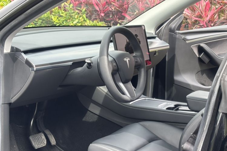 Used Tesla Model Y 2022 Rear-Wheel-Drive Version Interior 2