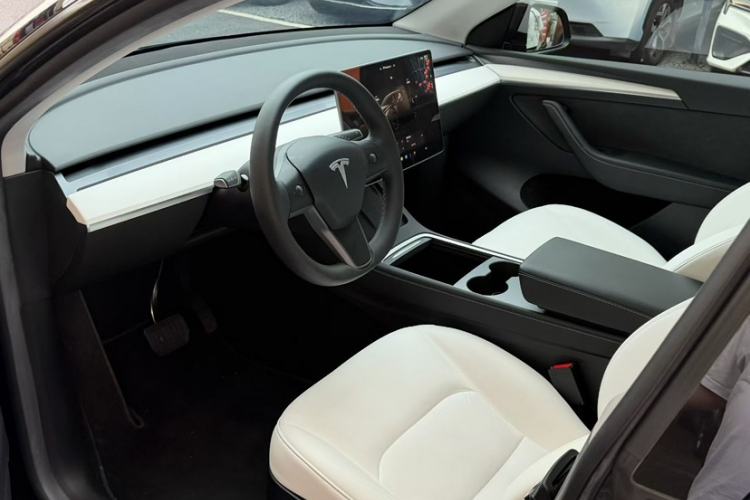 Used Tesla Model Y 2022 Revised Version Long-Range All-Wheel Drive Interior 2