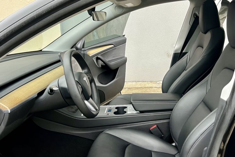 Used Tesla Model Y 2022 Rear-Wheel-Drive Version Interior 3