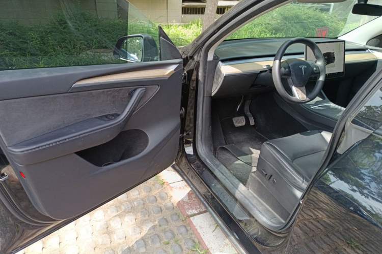 Used Tesla Model Y 2022 Long-Range All-Wheel-Drive Version Interior 3