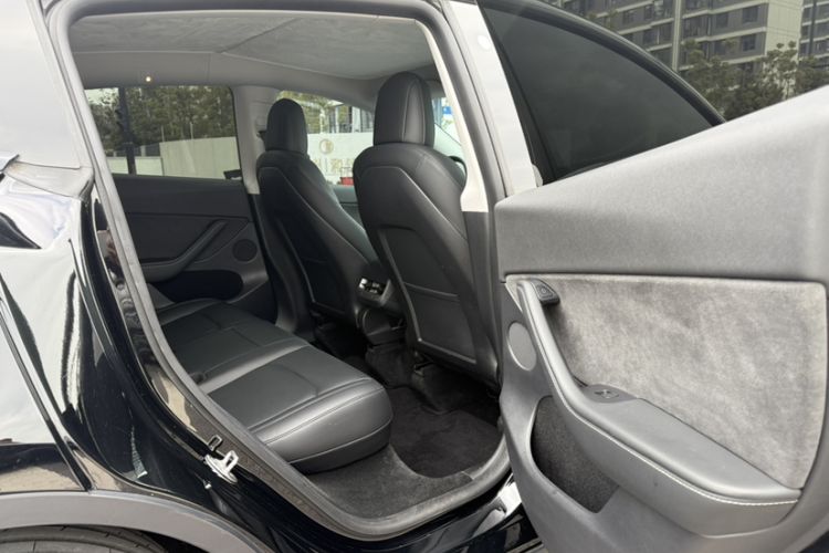 Used Tesla Model Y 2022 Long-Range All-Wheel-Drive Version Interior 3
