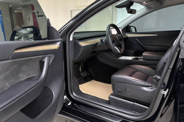 Used Tesla Model Y 2022 Rear-Wheel-Drive Version Interior 3