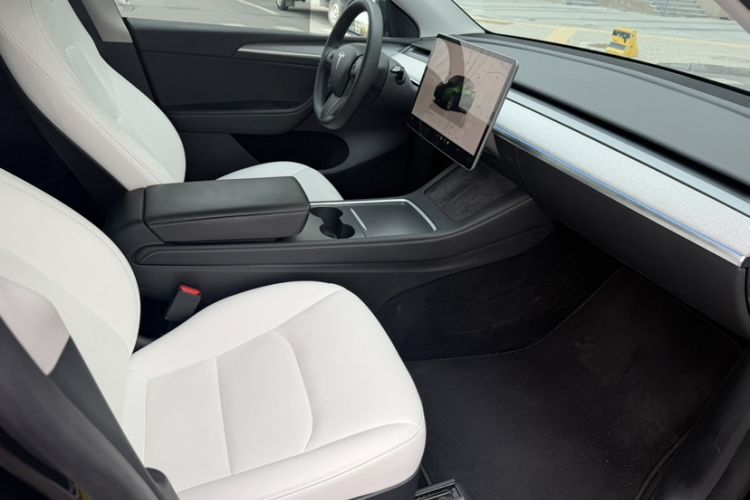 Used Tesla Model Y 2022 Rear-Wheel-Drive Version Interior 3