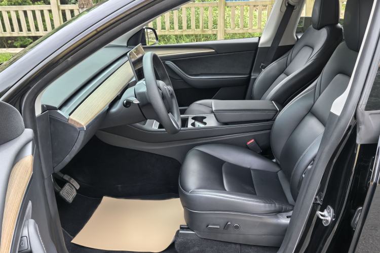 Used Tesla Model Y 2022 Long-Range All-Wheel-Drive Version Interior 3