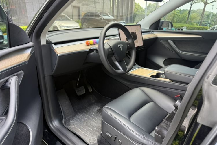 Used Tesla Model Y 2022 Rear-Wheel-Drive Version Interior 3