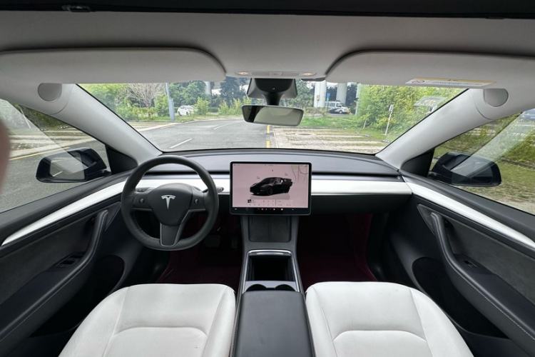 Used Tesla Model Y 2022 Long-Range All-Wheel-Drive Version Interior 3
