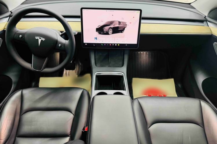 Used Tesla Model Y 2022 Long-Range All-Wheel-Drive Version Interior 3