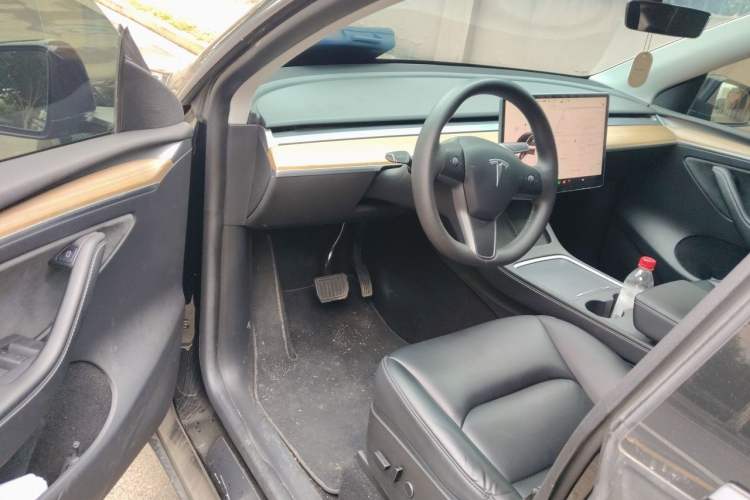 Used Tesla Model Y 2022 Rear-Wheel-Drive Version Interior 3