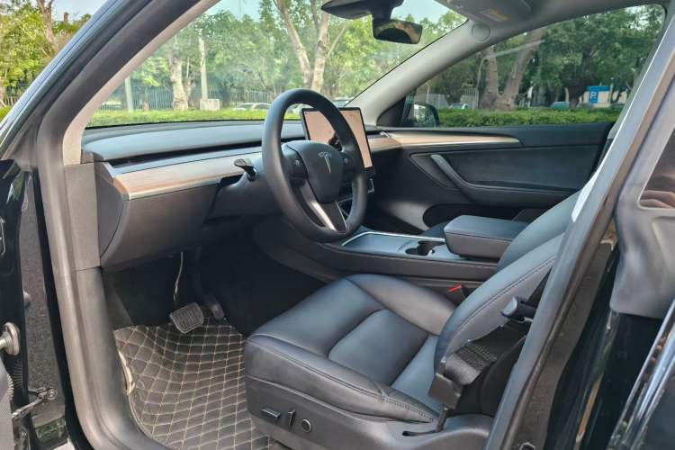 Used Tesla Model Y 2022 Long-Range All-Wheel-Drive Version Interior 3