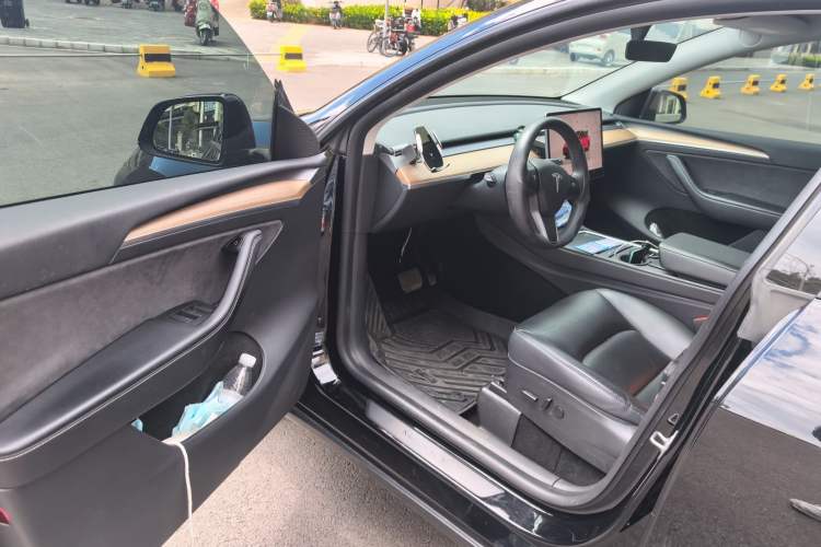 Used Tesla Model Y 2022 Rear-Wheel-Drive Version Interior 3