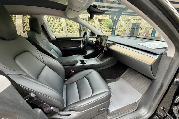 Used Tesla Model Y 2022 Rear-Wheel-Drive Version Interior 3