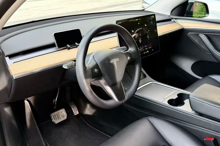 Used Tesla Model Y 2022 Rear-Wheel-Drive Version Interior 3
