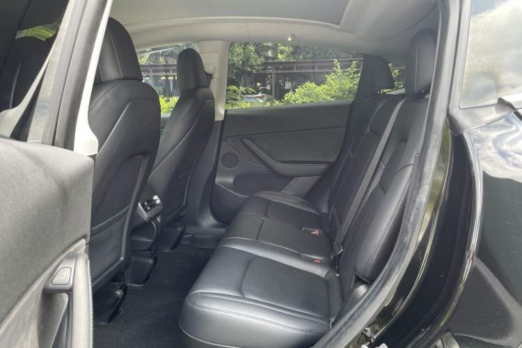 Used Tesla Model Y 2022 Long-Range All-Wheel-Drive Version Interior 3
