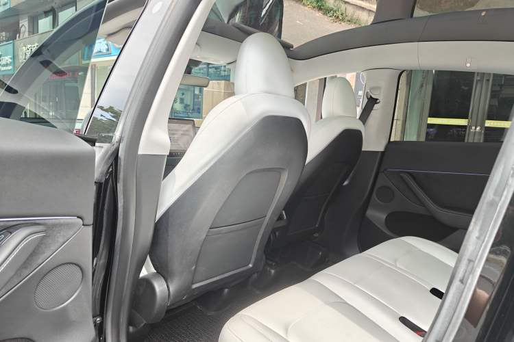 Used Tesla Model Y 2022 Rear-Wheel-Drive Version Interior 3