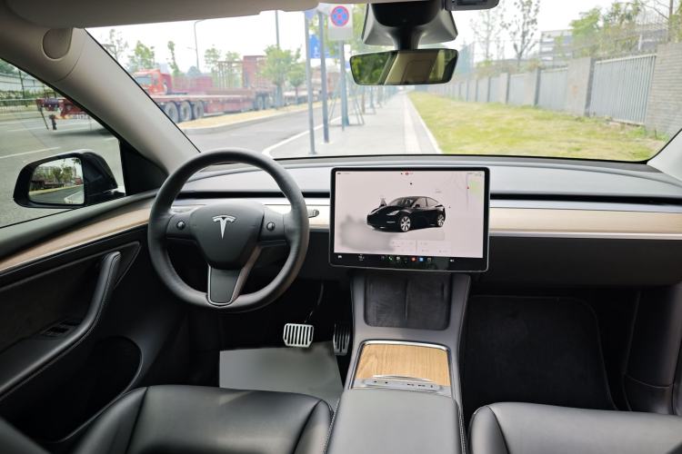 Used Tesla Model Y 2022 Long-Range All-Wheel-Drive Version Interior 4