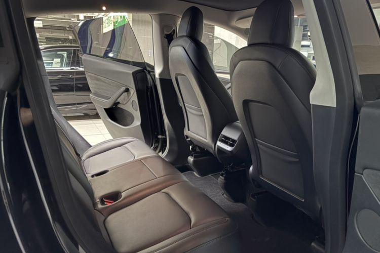 Used Tesla Model Y 2022 Rear-Wheel-Drive Version Interior 4