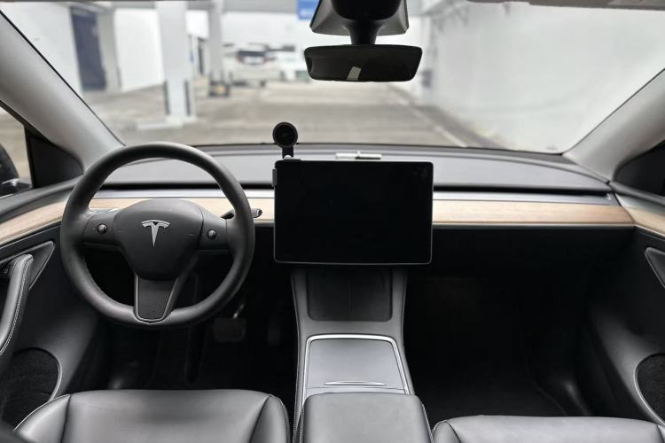 Used Tesla Model Y 2022 Long-Range All-Wheel-Drive Version Interior 4
