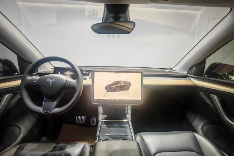 Used Tesla Model Y 2022 Long-Range All-Wheel-Drive Version Interior 4