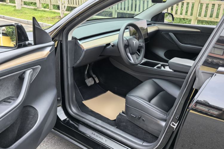 Used Tesla Model Y 2022 Long-Range All-Wheel-Drive Version Interior 4