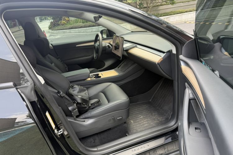 Used Tesla Model Y 2022 Rear-Wheel-Drive Version Interior 4