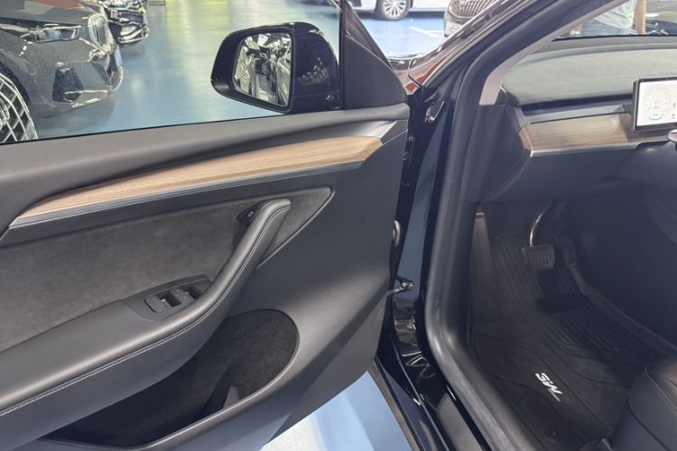 Used Tesla Model Y 2022 Rear-Wheel-Drive Version Interior 4