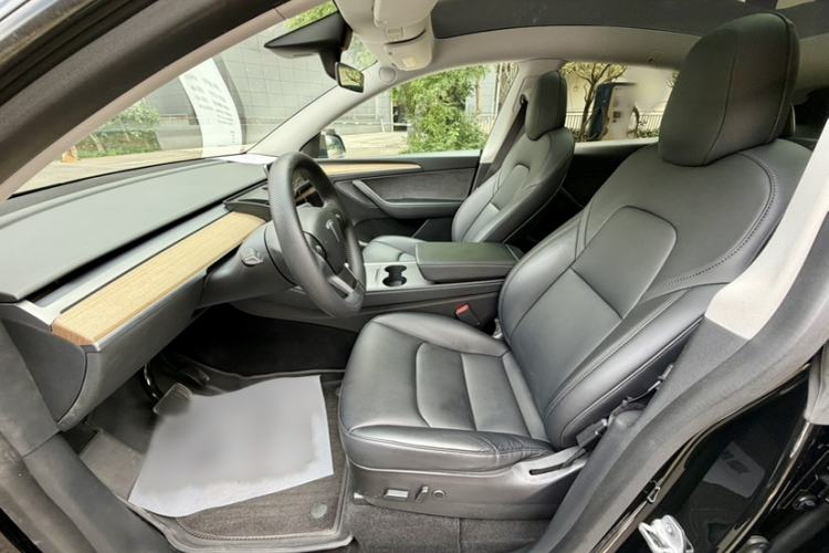 Used Tesla Model Y 2022 Rear-Wheel-Drive Version Interior 4