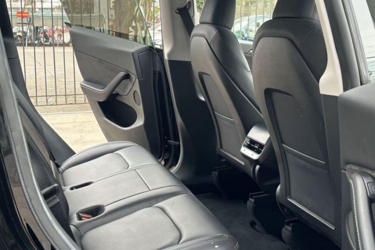 Used Tesla Model Y 2022 Rear-Wheel-Drive Version Interior 4