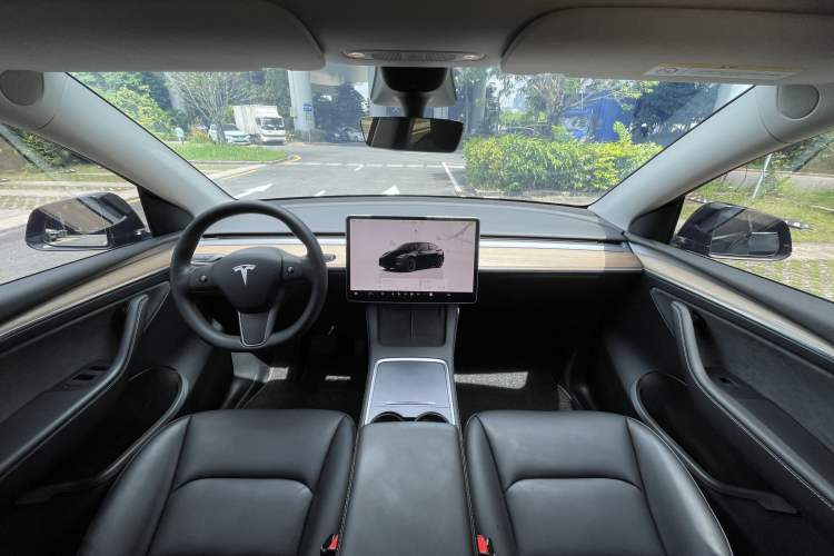 Used Tesla Model Y 2022 Long-Range All-Wheel-Drive Version Interior 4