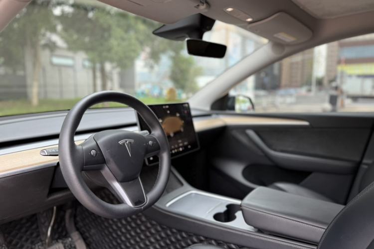 Used Tesla Model Y 2022 Rear-Wheel-Drive Version Interior 4