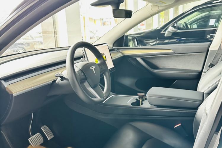 Used Tesla Model Y 2022 Rear-Wheel-Drive Version Interior 4