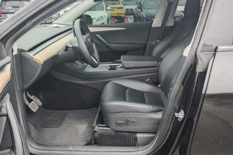Used Tesla Model Y 2022 Rear-Wheel-Drive Version Interior 4
