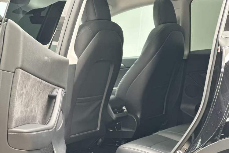 Used Tesla Model Y 2022 Long-Range All-Wheel-Drive Version Interior 5
