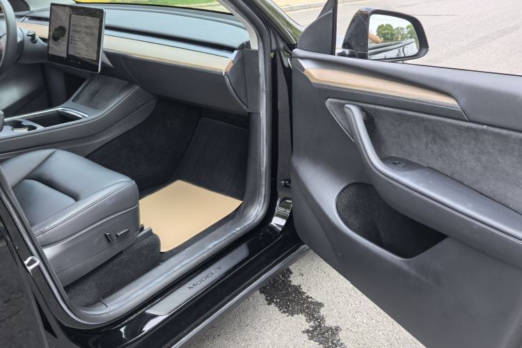 Used Tesla Model Y 2022 Long-Range All-Wheel-Drive Version Interior 5