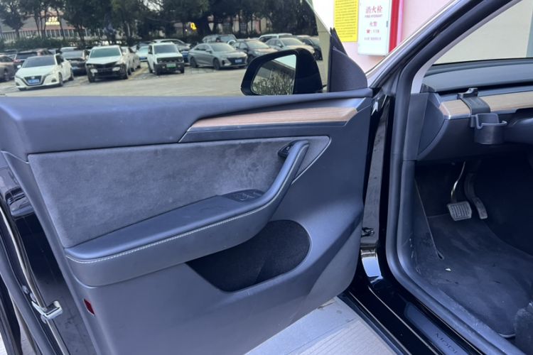 Used Tesla Model Y 2022 Rear-Wheel-Drive Version Interior 5