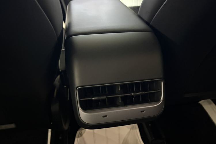 Used Tesla Model Y 2022 Rear-Wheel-Drive Version Interior 5
