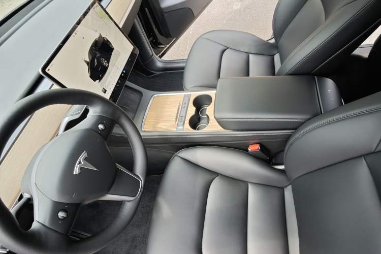 Used Tesla Model Y 2022 Long-Range All-Wheel-Drive Version Interior 6