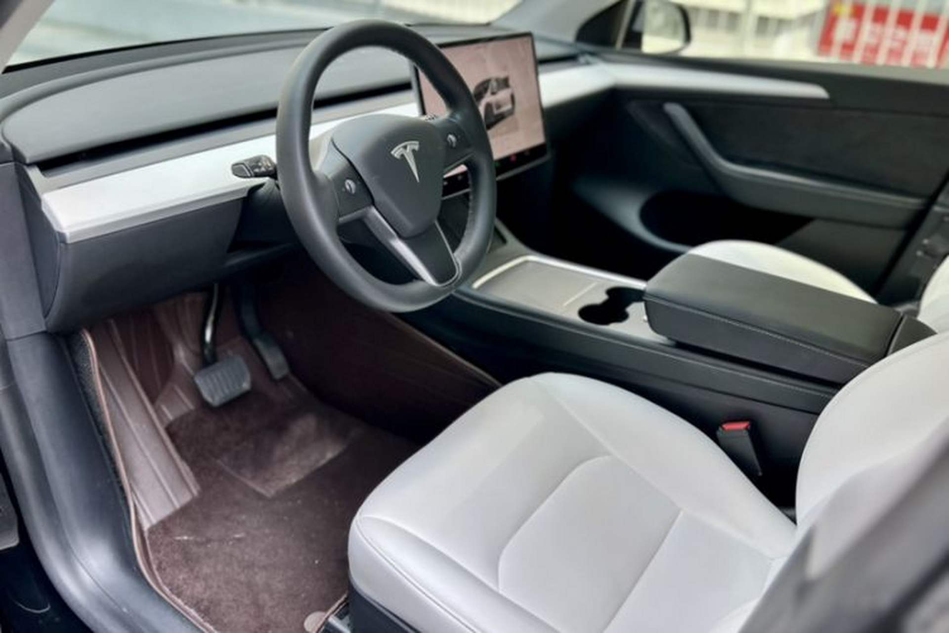 Used Tesla Model Y 2022 Long-Range All-Wheel-Drive Version Interior 6