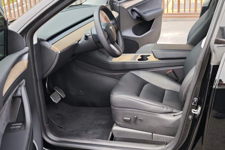 Used Tesla Model Y 2022 Long-Range All-Wheel-Drive Version Interior 7